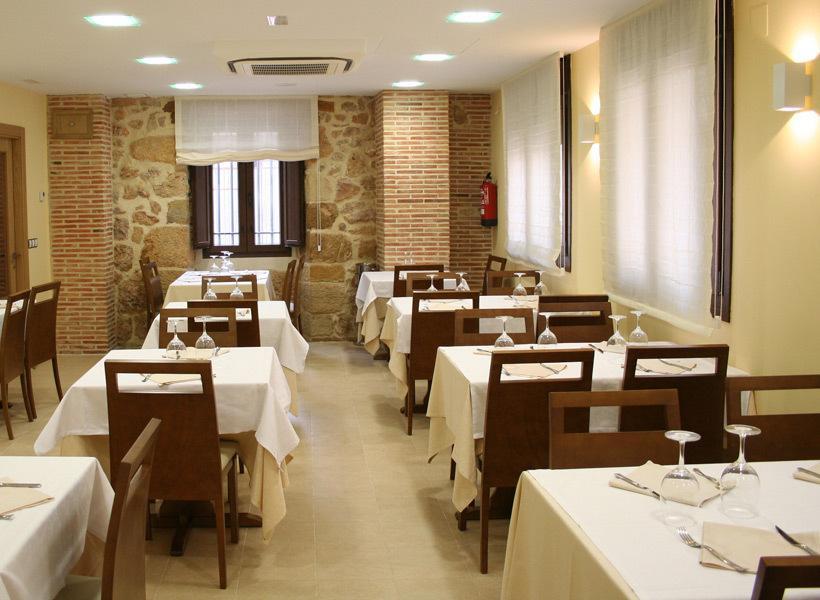 Hostal Restaurante La Muralla Oña 외부 사진