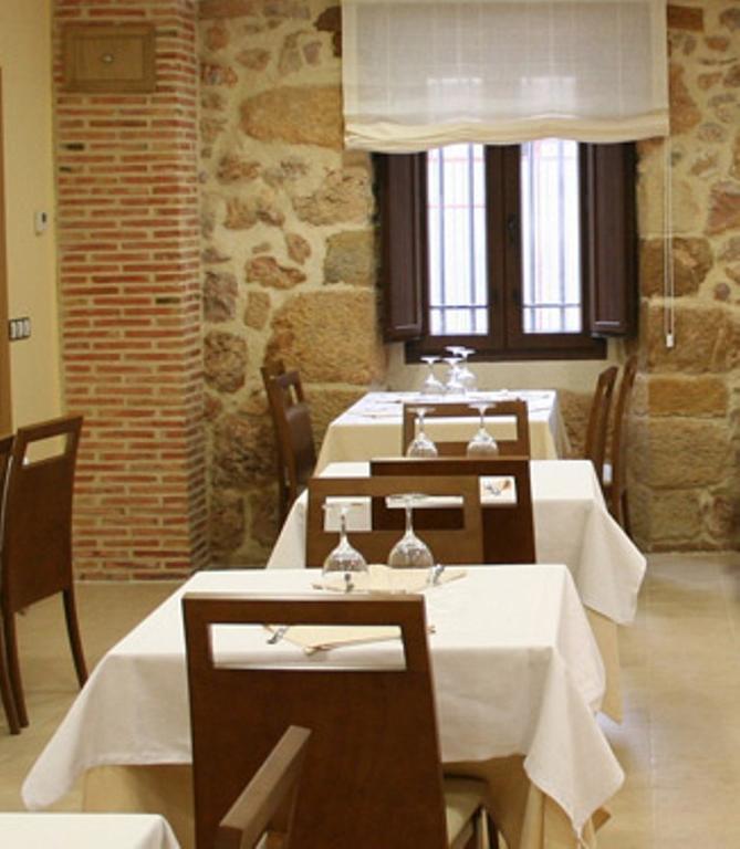 Hostal Restaurante La Muralla Oña 외부 사진